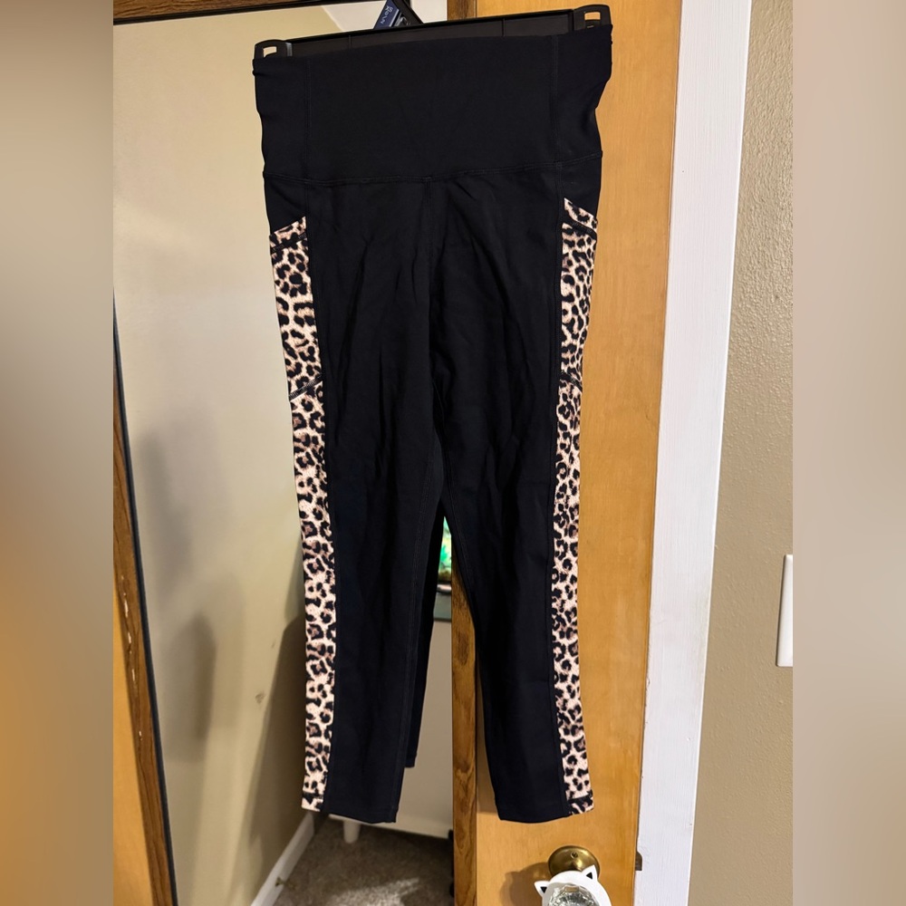 Zyia Active Brilliant Leopard Capri Leggings